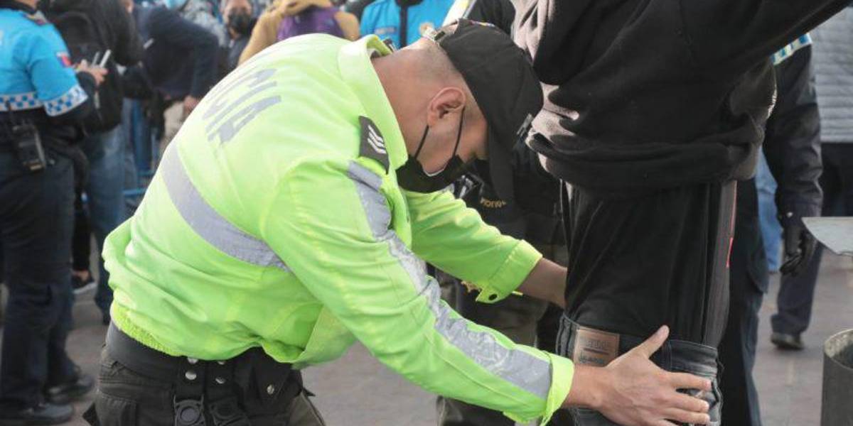 Quito: 27 armas blancas retiradas en 36 operativos realizados en espacios públicos