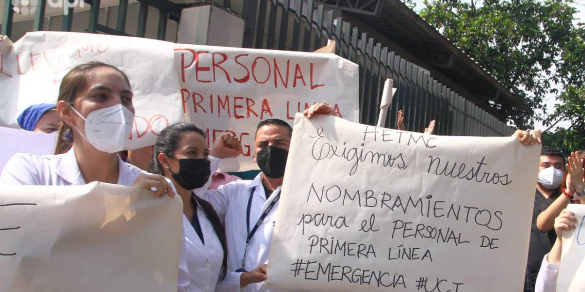 Personal de salud del país analiza protesta para exigir estabilidad laboral