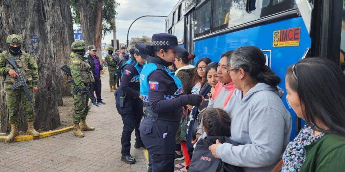 Quito: Dos armas de fuego y 83 armas blancas fueron decomisadas en 52 operativos