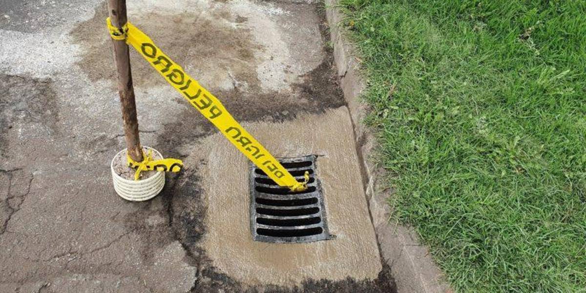 Quito: dos personas fueron sentenciadas a 11 meses de prisión por hurto de rejillas de alcantarillado
