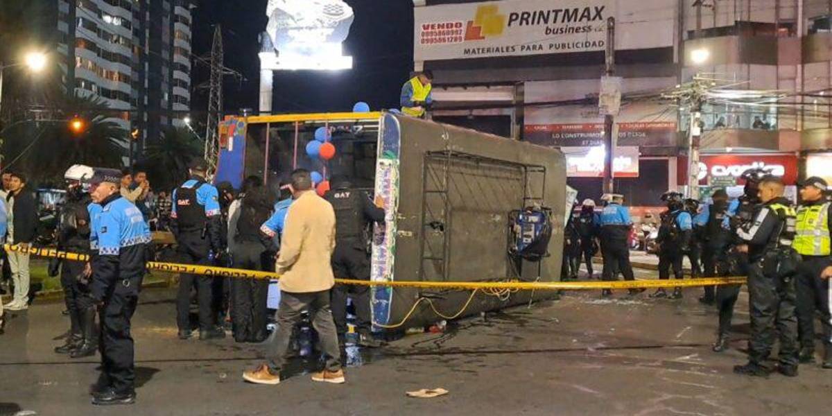 Un video registró cómo fue el volcamiento de una chiva en la avenida Naciones Unidas