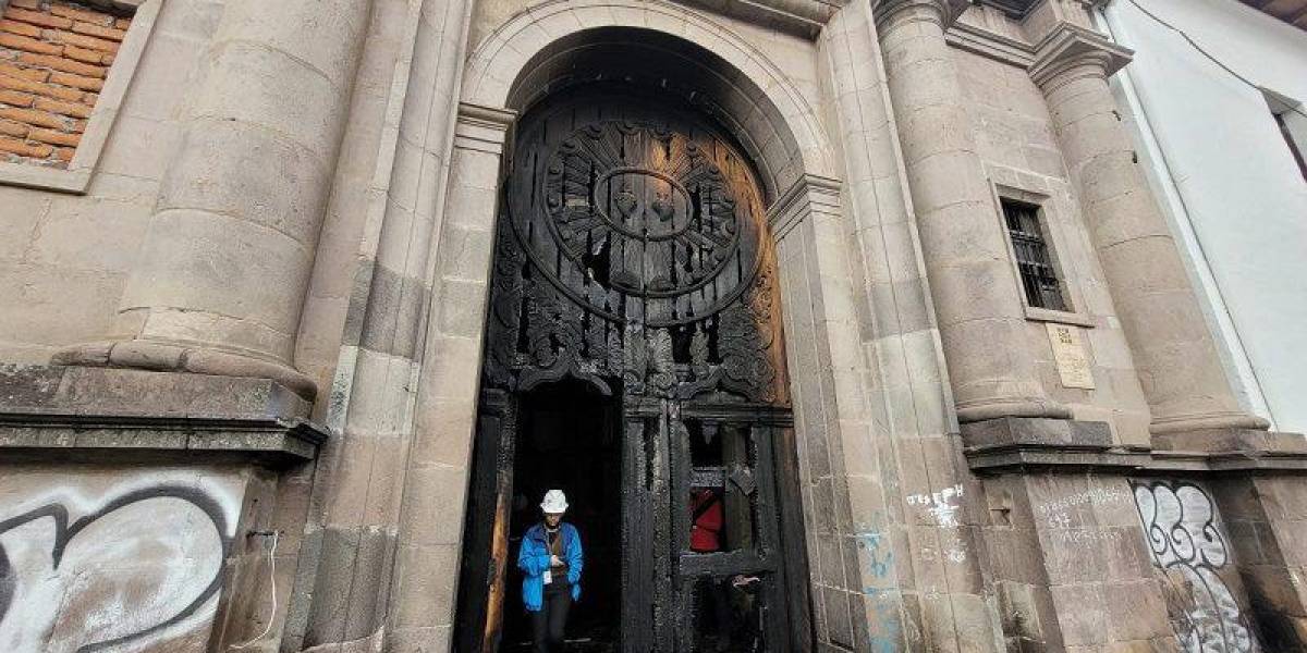 Centro Histórico de Quito: vándalos quemaron puerta patrimonial del Hospital San Lázaro