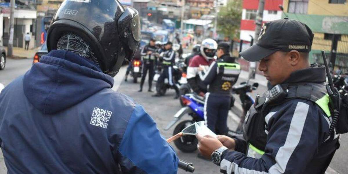 Quito | 199 motociclistas han sido sancionados en lo que va de 2025 por exceder el número de ocupantes