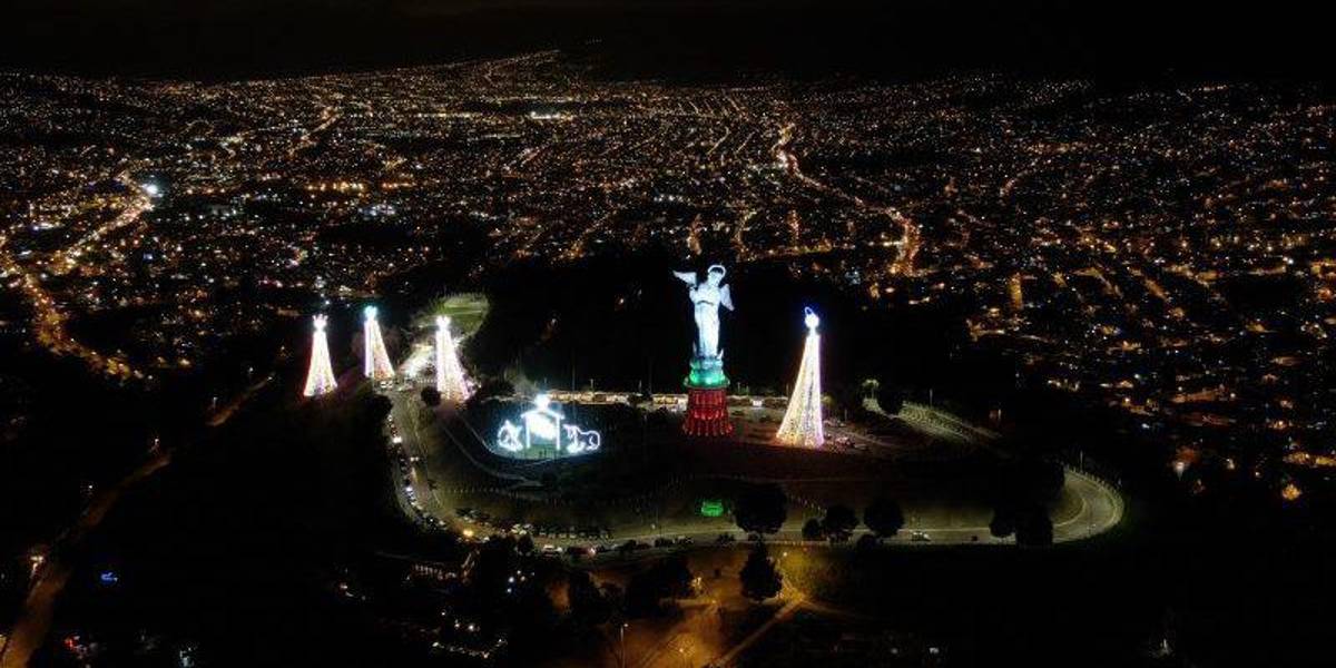 El pesebre navideño gigante ya ilumina El Panecillo, en el Centro Histórico de Quito