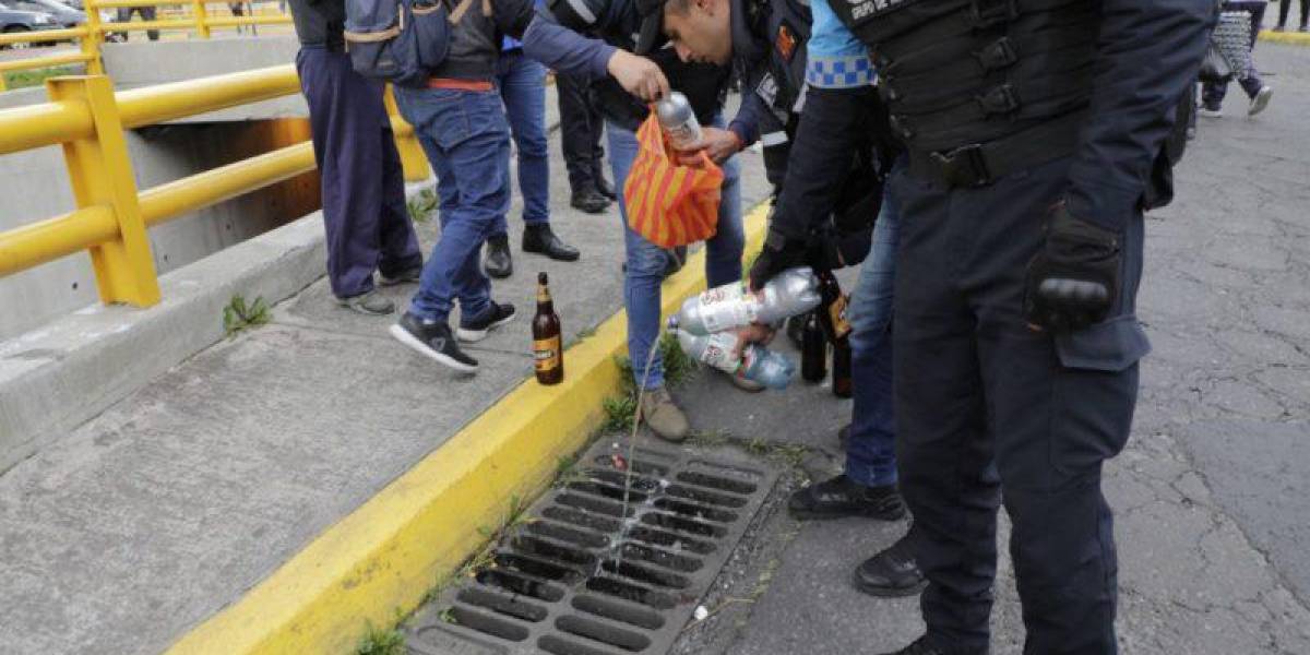 Quito: controles en los exteriores de la U. Central para evitar el consumo de licor