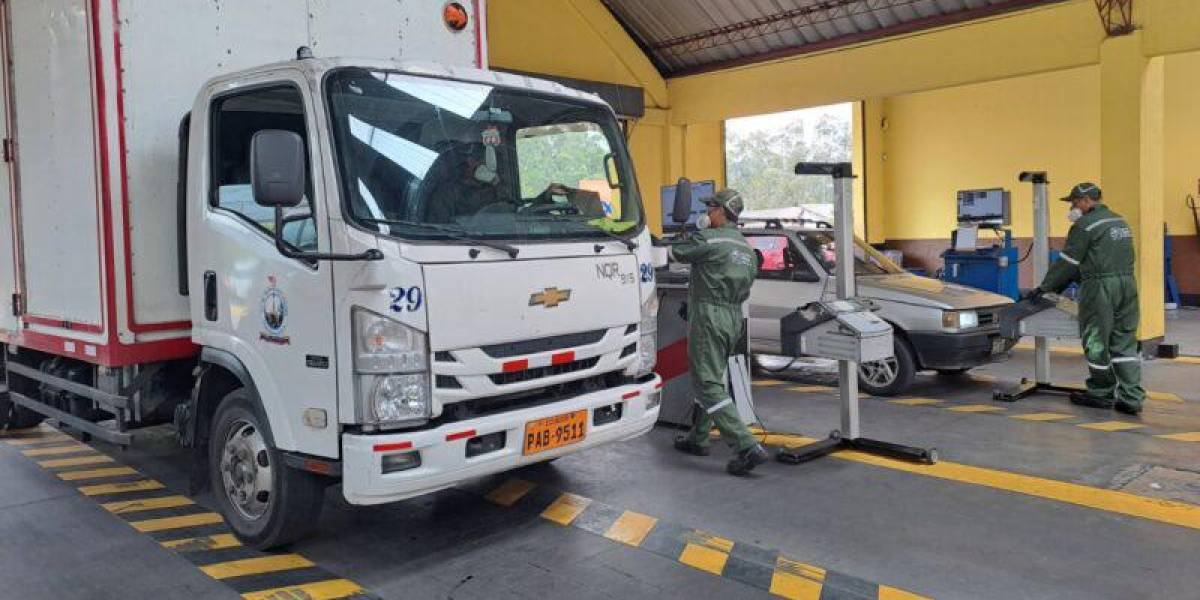 Quito: los controles se intensifican en las afueras del centro de revisión de La Florida para evitar las estafas de los foqueros