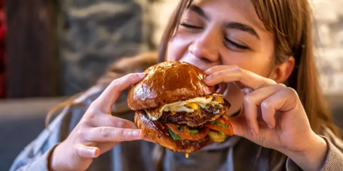 Los alimentos ultraprocesados son una amenaza para la salud mundial, advierten los expertos