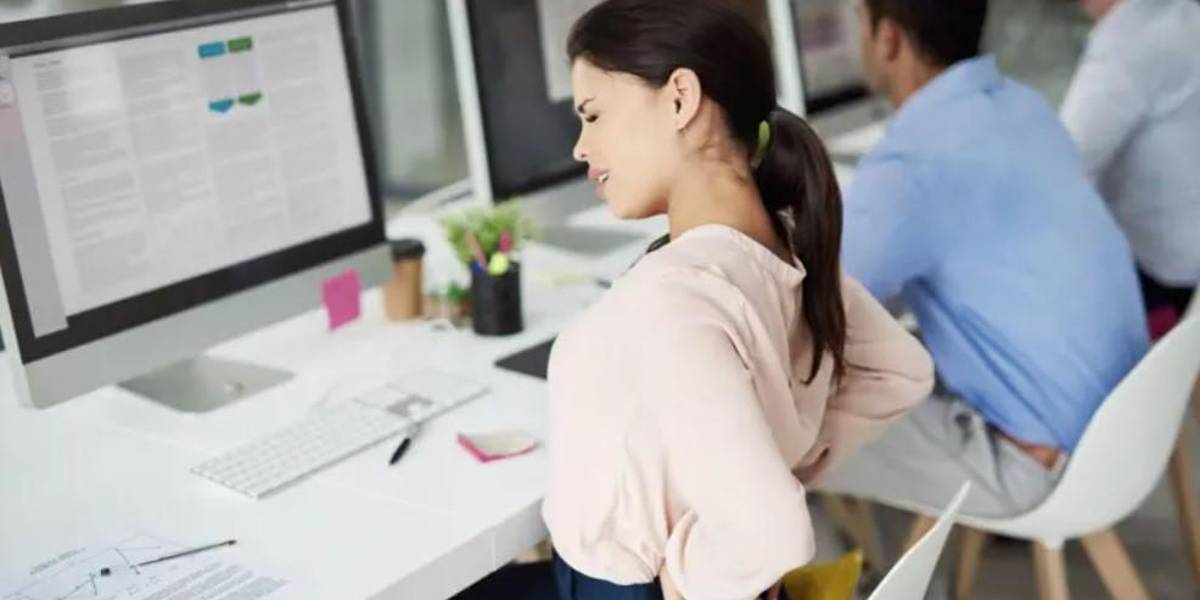 Sentarse erguido no es la única opción: otros 3 consejos para mantener una buena postura