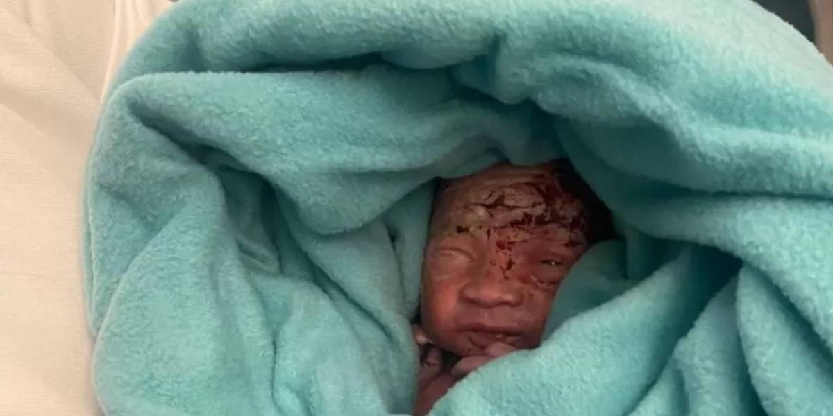 Encuentran un bebé recién nacido abandonado en la basura del baño de un avión