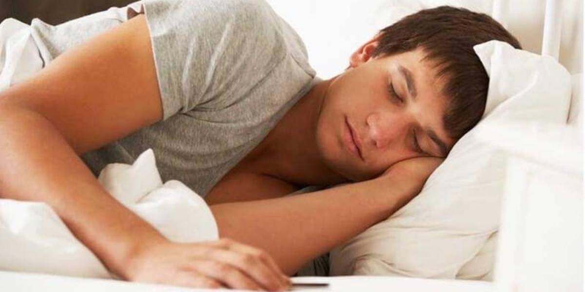 Adolescentes que duermen poco tienen más riesgo de sobrepeso u obesidad