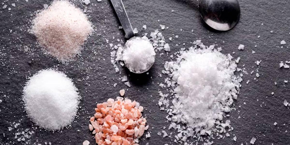 Agua con sal en ayunas: beneficios, riesgos y lo que debes saber