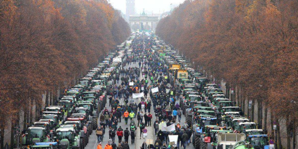 Huelga con miles de tractores bloquean las calles de Berlín en forma de rechazo al aumento impuestos y precios del diésel