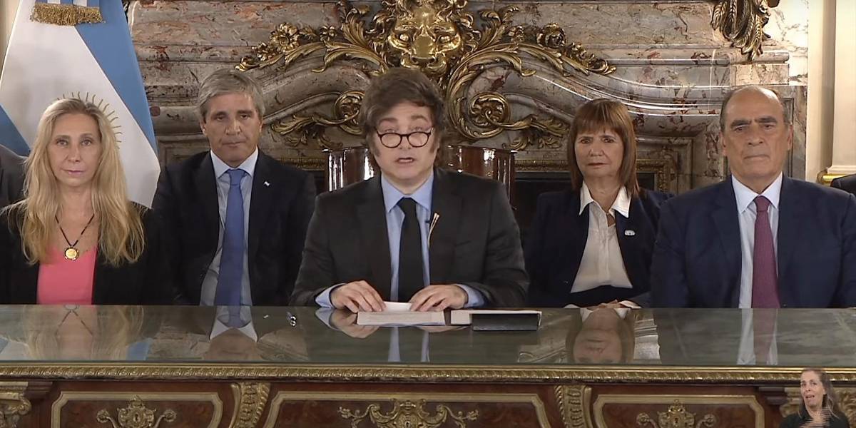 Qué significa para los argentinos el levantamiento parcial del “cepo” sobre el dólar y qué impacto tiene en la economía de ese país