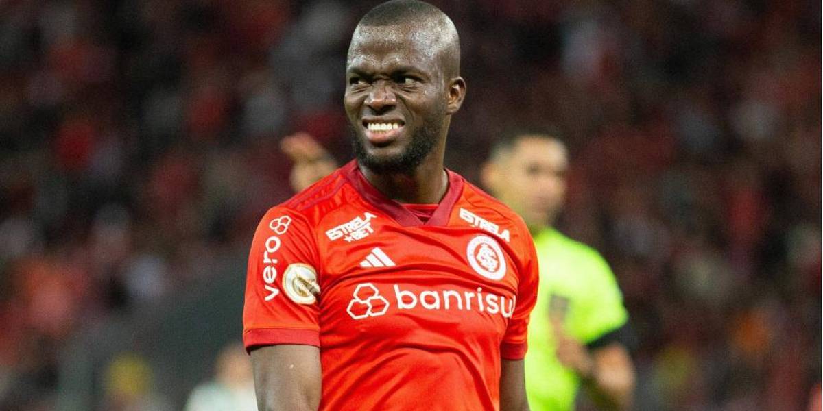Enner Valencia recibió un fuerte golpe en su tobillo con el Inter de Porto Alegre y tuvo que ser reemplazado