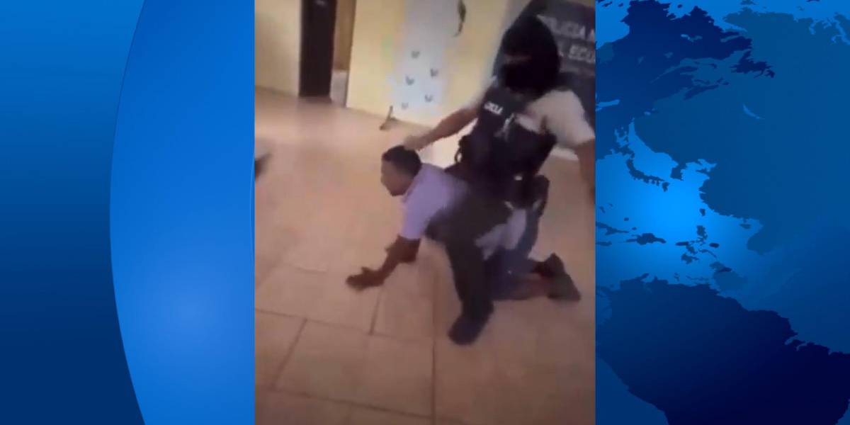 El video de un policía montado sobre un hombre genera críticas