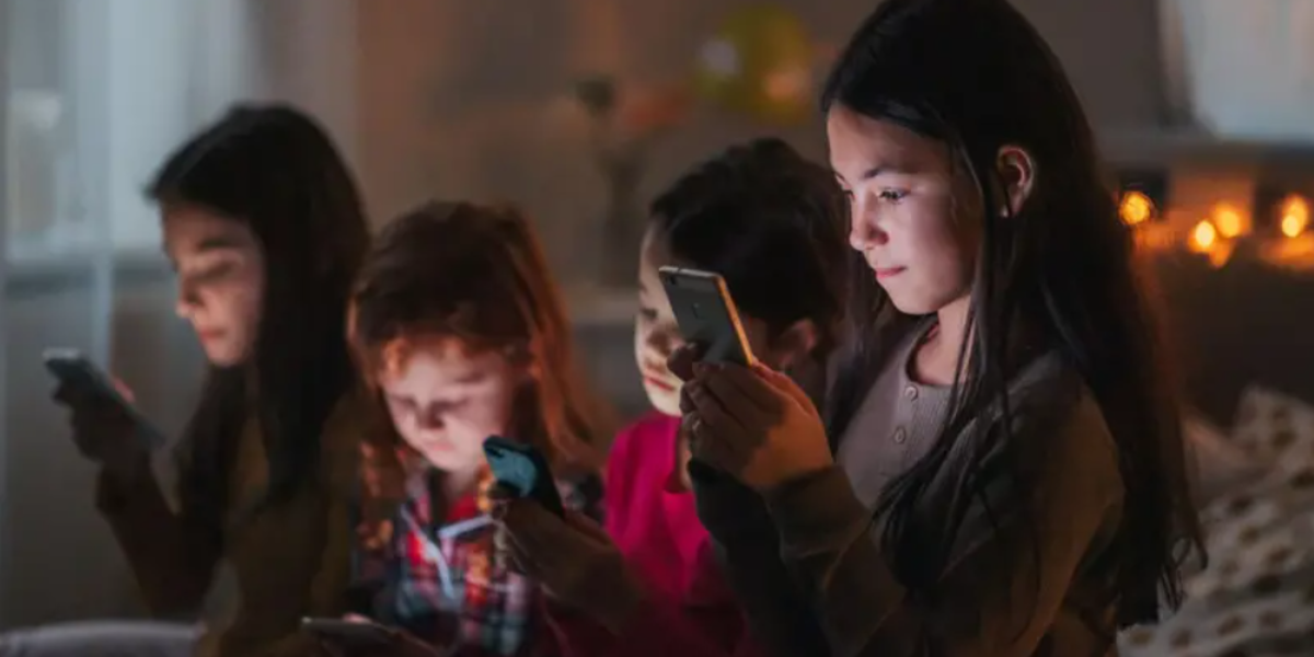 ¿En qué consiste la prohibición del acceso a las redes sociales a los menores de 16 años y cómo la van a implementar en Australia?