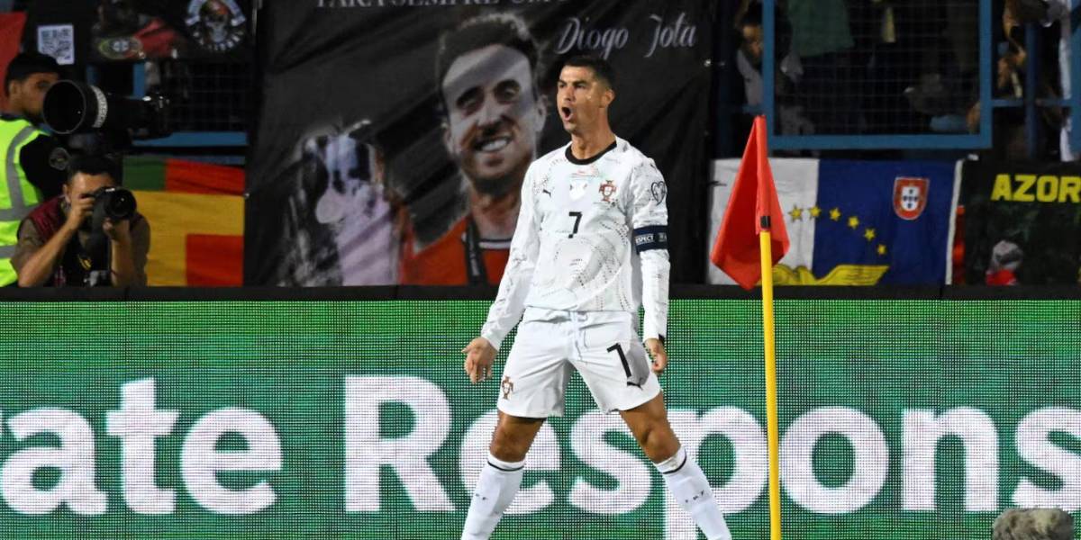 (Video) Cristiano Ronaldo empuja a un hincha que intentó tomarse una foto