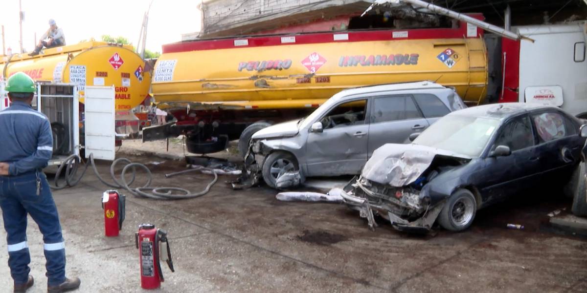 Un camión cargado con diésel chocó contra tres viviendas y tres carros en el norte de Guayaquil