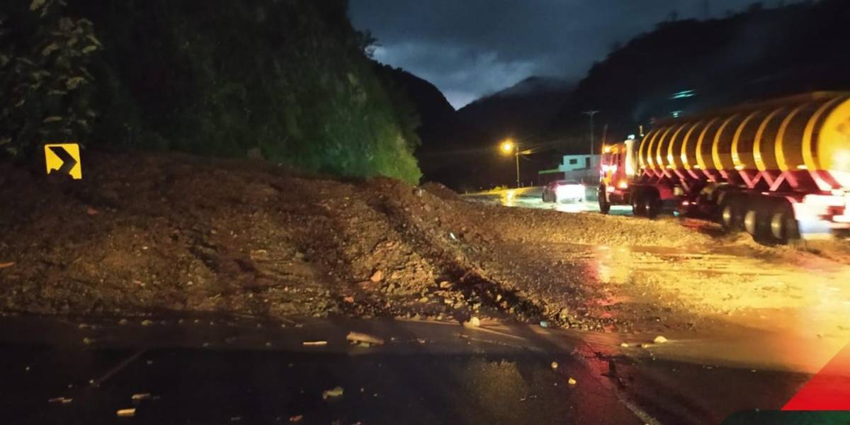 Equipos de emergencia se mantienen en vía Alóag - Santo Domingo por posibles deslizamientos