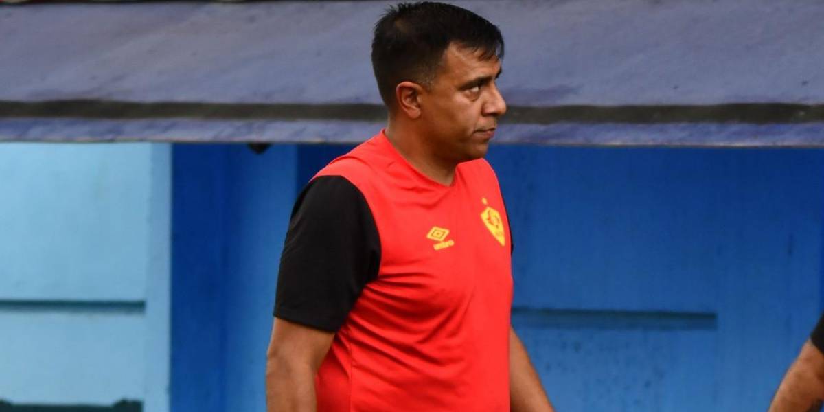César Farías: entrenador de Aucas recibe una dura sanción, un año y dos meses afuera de las canchas