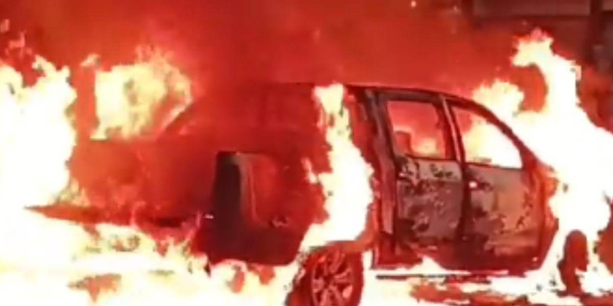 Saquisilí: pobladores aplicaron justicia indígena a presuntos delincuentes e incendiaron su auto