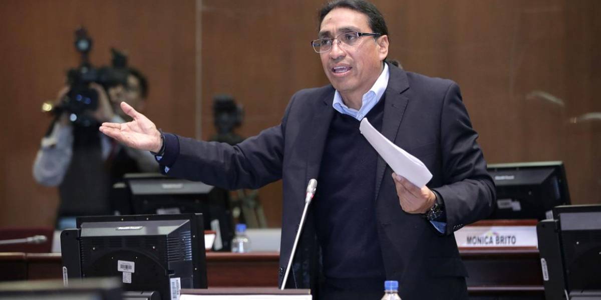Virgilio Hernández presentó un amicus curiae contra el decreto-ley de inversiones