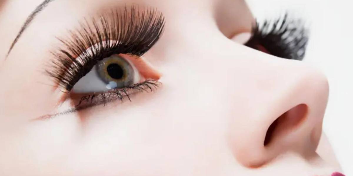 Los graves riesgos para la salud de la moda de las extensiones para pestañas