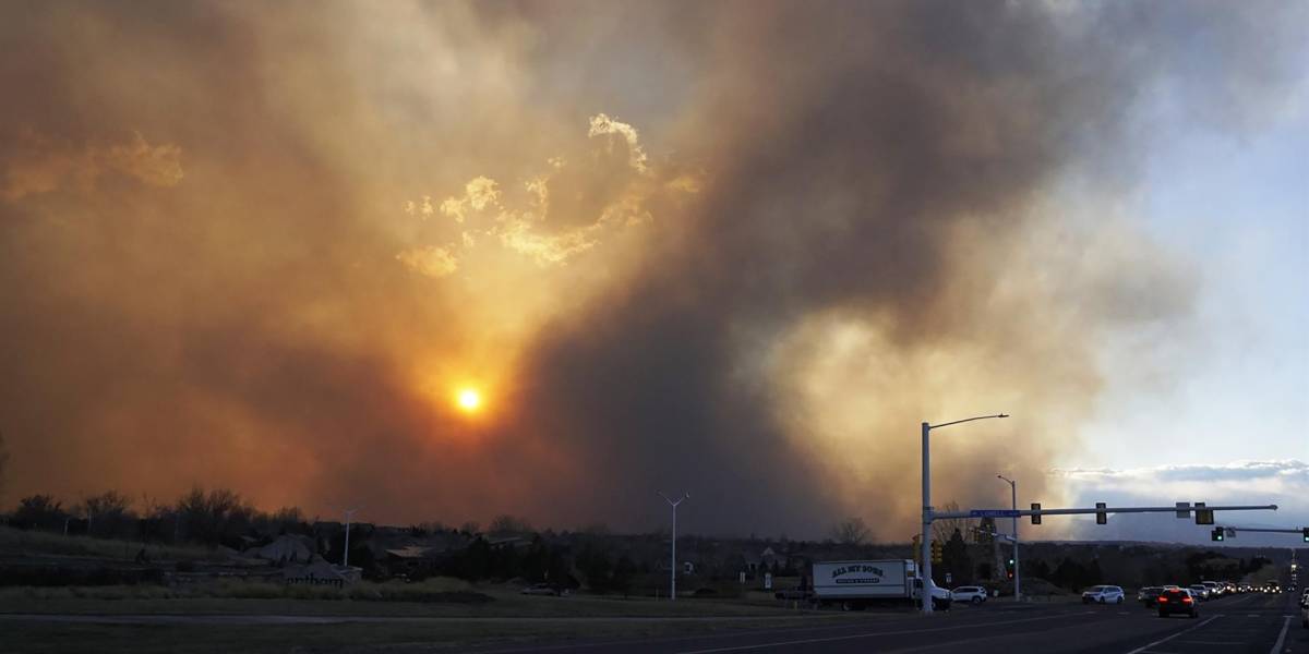 EE.UU. reporta 30.000 evacuados por los incendios fuera de control en Colorado