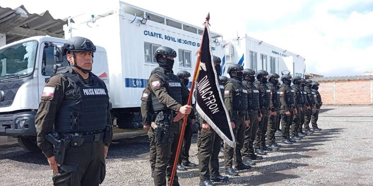 Ecuador instala su primer cuartel policial móvil en la frontera con Colombia