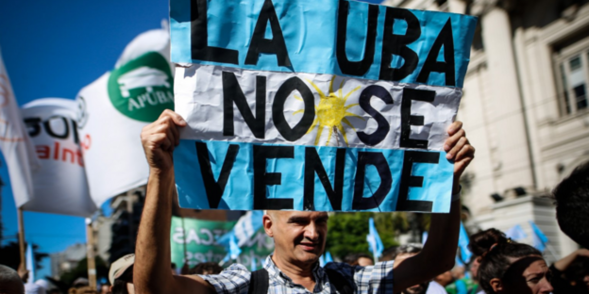 Persona manifestando en Buenos Aires