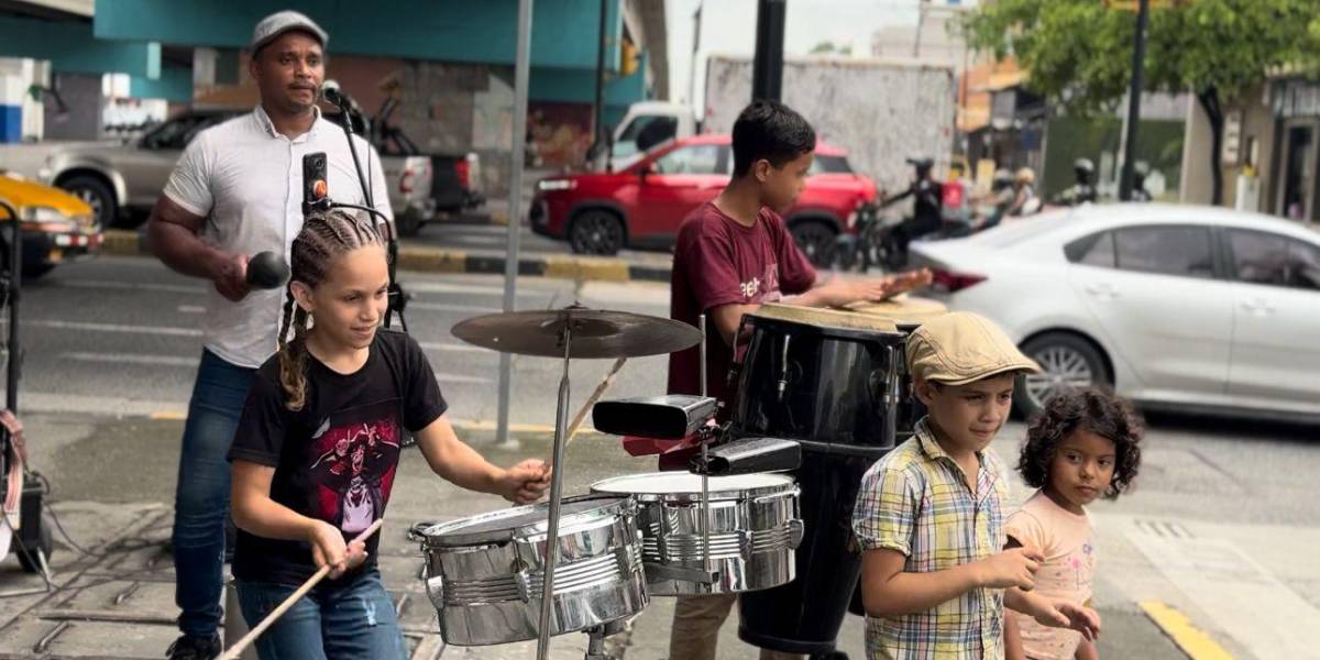 Una familia venezolana se toma las calles de Guayaquil con música y canto