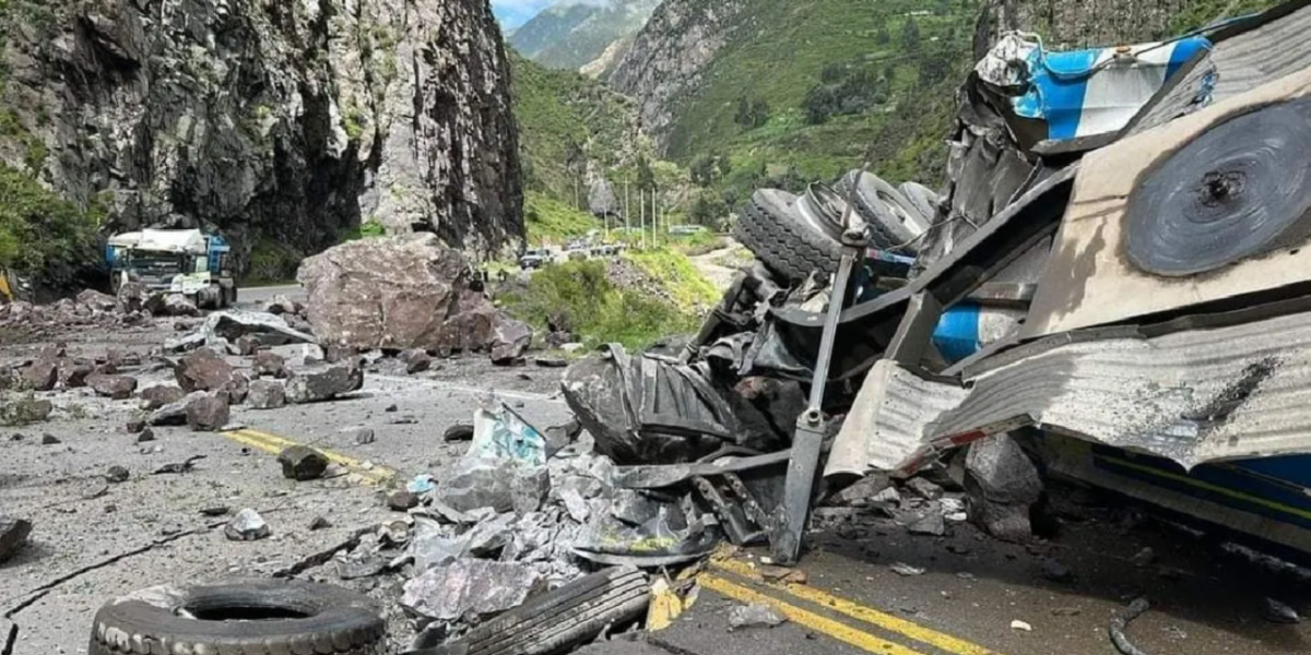 Impactante video: una gran roca aplasta un camión en Perú y el conductor sale con vida