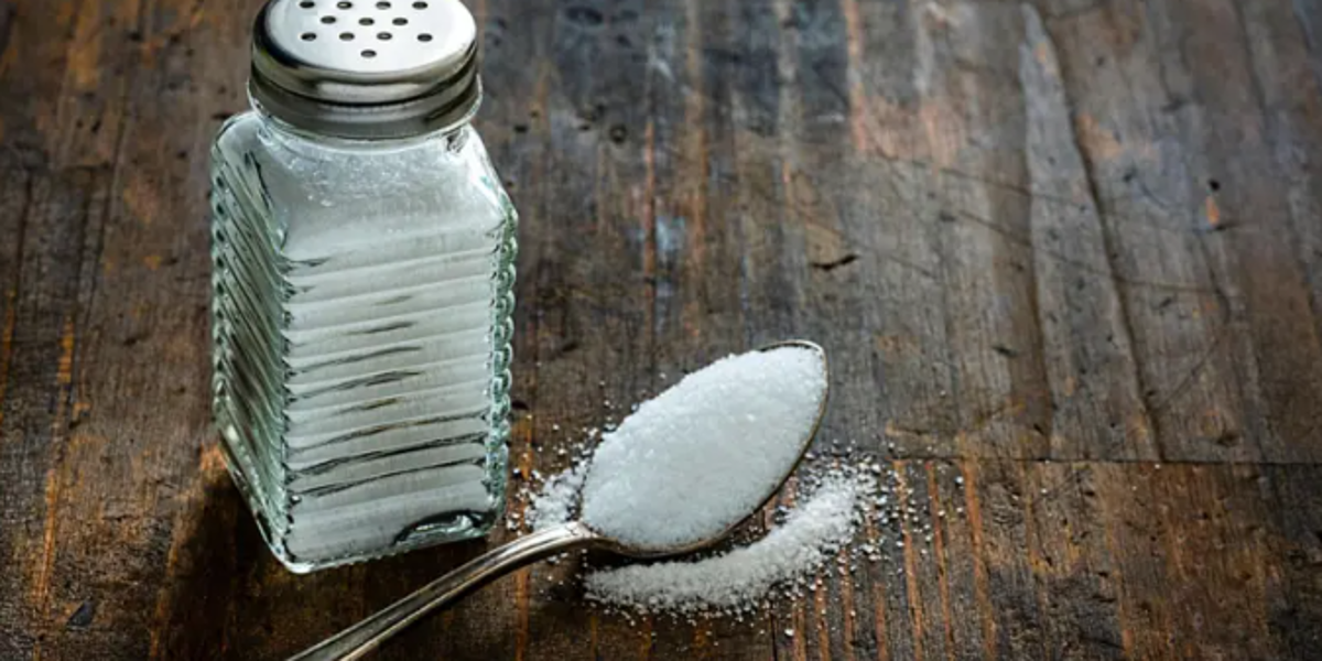 Cuánta sal es mucha sal y por qué consumir muy poca también puede ser perjudicial