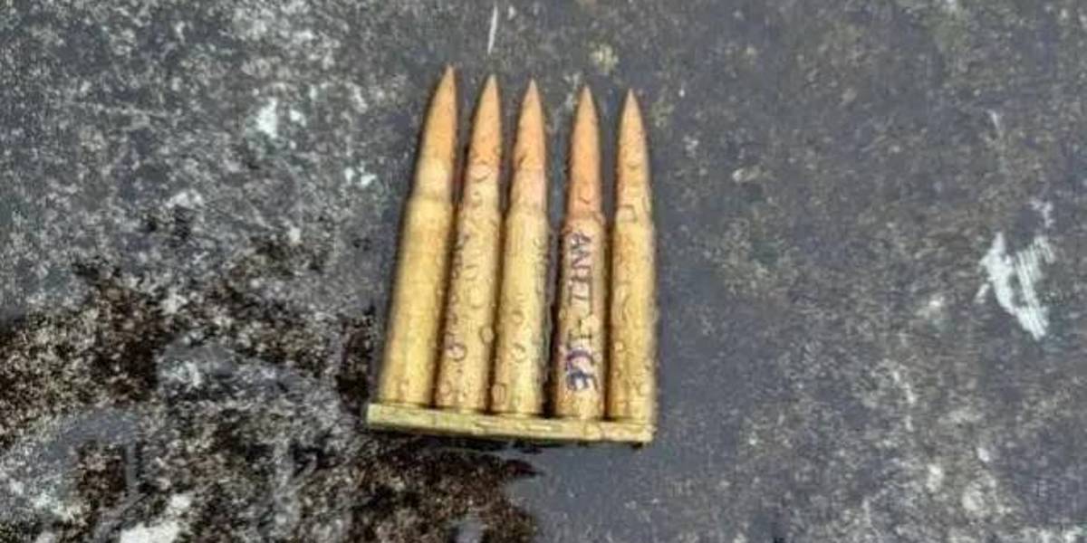 Hallan balas con mensajes contra ICE en el lugar del ataque contra una oficina migratoria de Texas en el que murió al menos un detenido