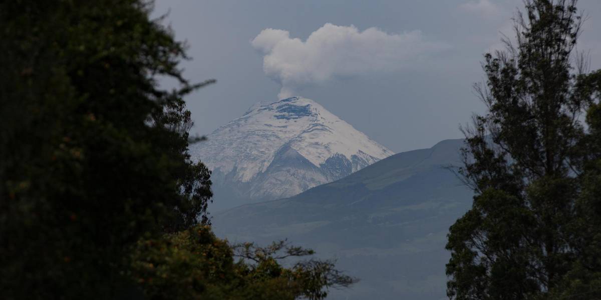 Volcán Cotopaxi genera nube de gas y ceniza de más de mil metros