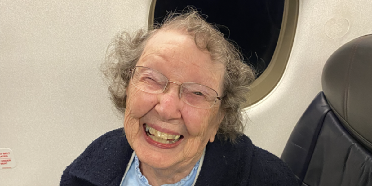 La mujer de 101 años que una aerolínea confunde constantemente por una bebé