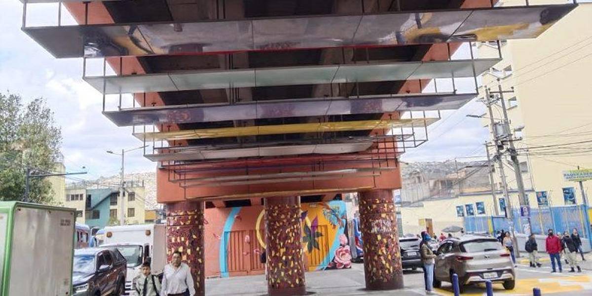 Quito: una banda de delincuentes se robó luminarias instaladas hace una semana, en una plaza de Chillogallo