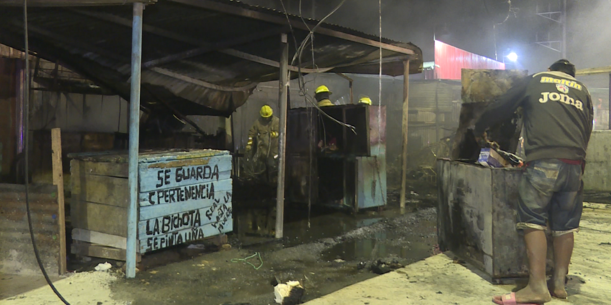 Dos personas murieron en un incendio frente a las cárceles de Guayaquil