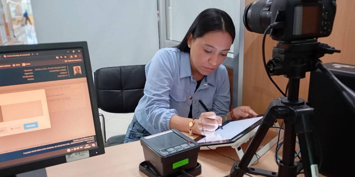 2 272 ciudadanos obtuvieron su pasaporte este sábado