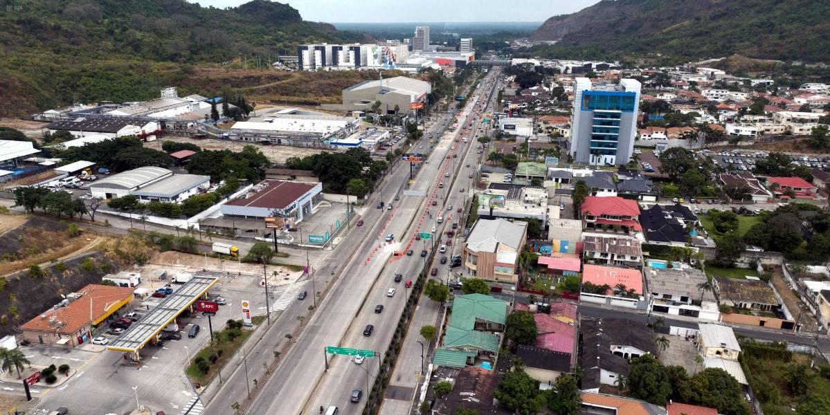 La Prefectura del Guayas da cinco días al Municipio de Guayaquil para que retire máquinas de la Av. del Bombero