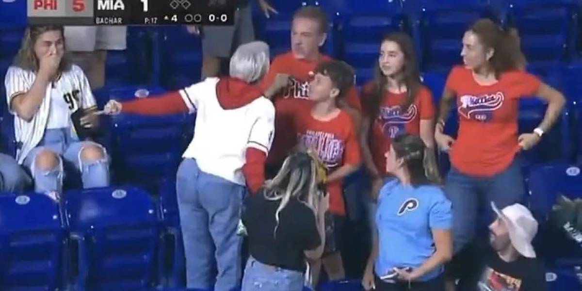 Indignación en partido de béisbol: padre da una pelota a su hijo y una mujer le quita
