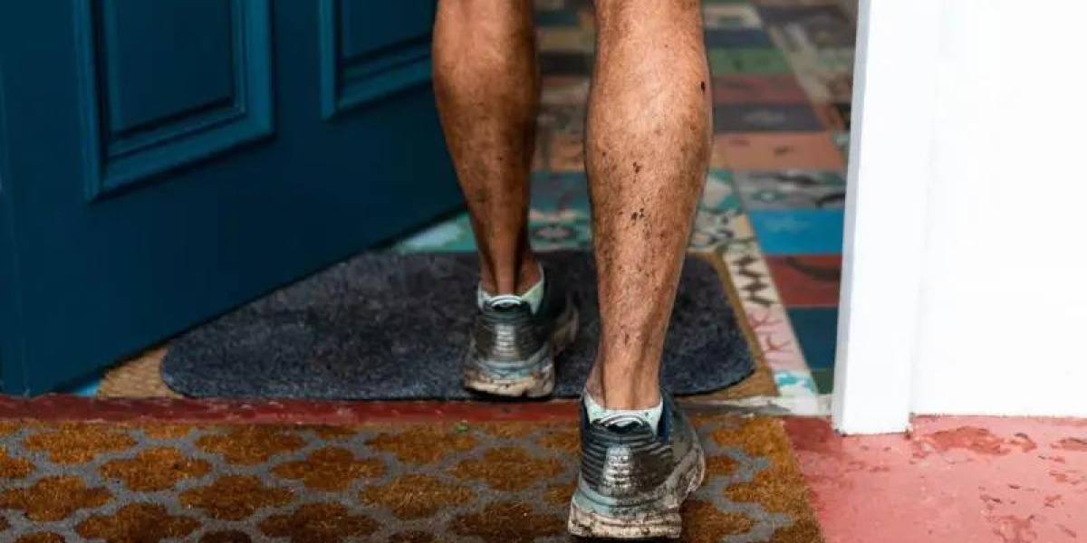 Cómo el simple hábito de sacarte los zapatos cuando entras a tu casa puede traer beneficios enormes para tu salud