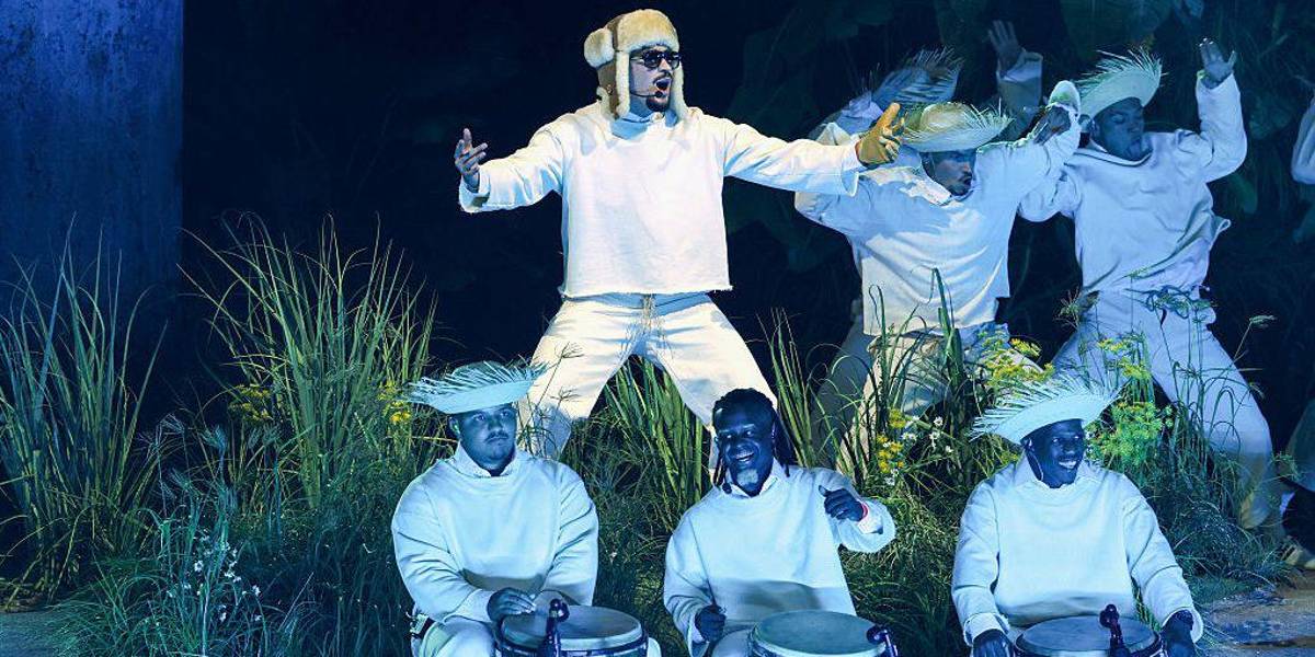 Bad Bunny sufrió una caída en su concierto en México