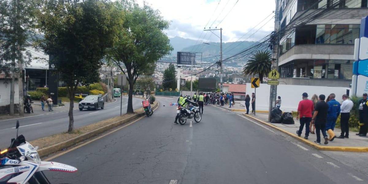 Un choque entre un bus y una moto deja un muerto, en Tumbaco