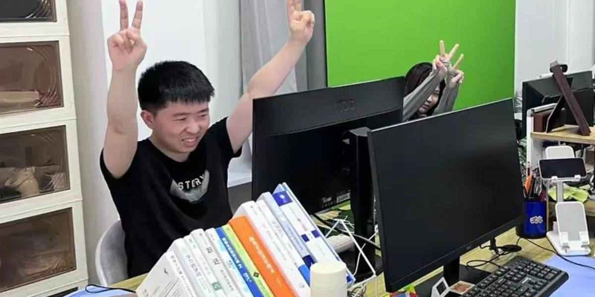 Por qué muchos jóvenes en China pagan para ir a una oficina y fingir que trabajan