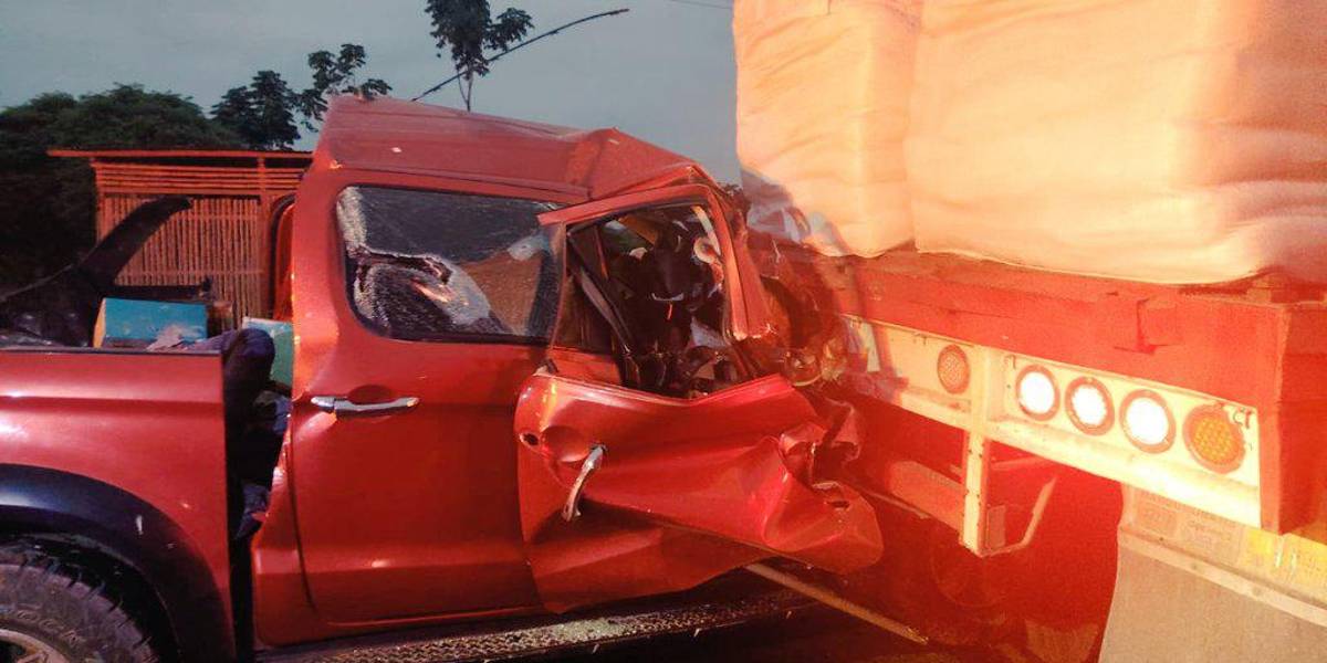 Un choque entre dos carros dejó cinco fallecidos en la vía Balzar - El Empalme