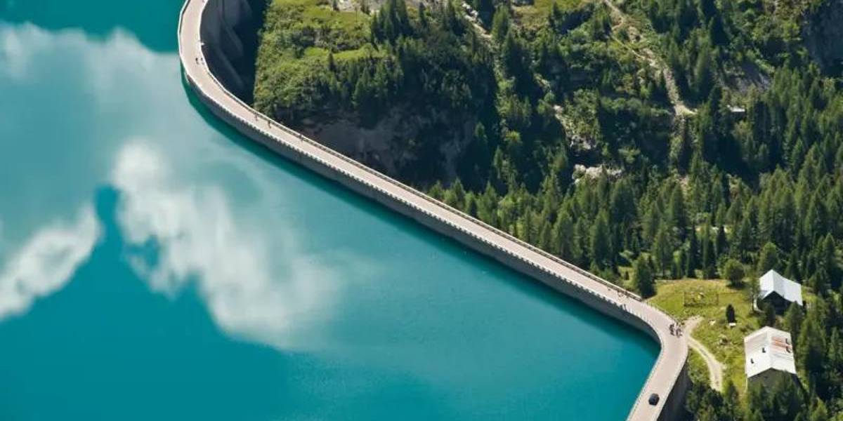 Cómo la construcción de gigantescas represas ha desplazado los polos magnéticos de la Tierra y qué implicaciones tiene para el planeta