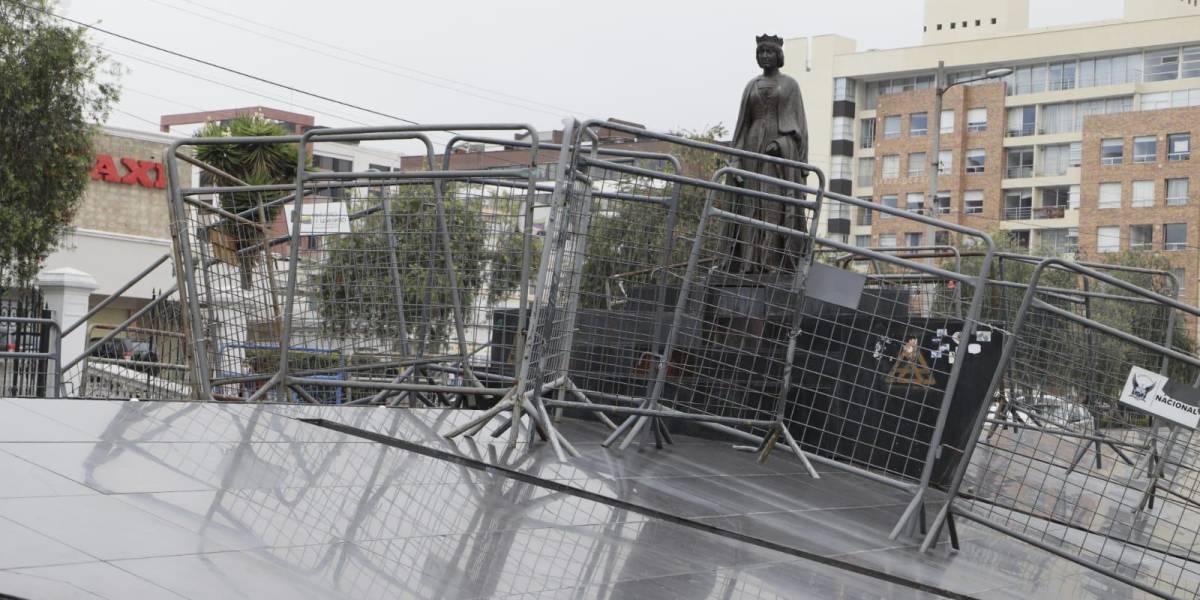 Policía se moviliza para proteger estatua de Isabel la Católica en Quito