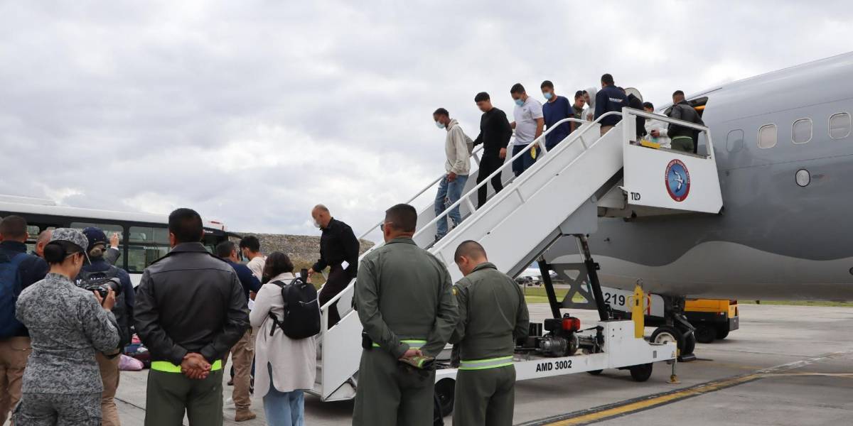 Tercer avión con 105 deportados de EE. UU. llega a Bogotá tras crisis diplomática