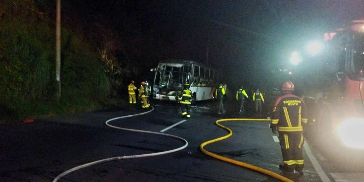 Quito: el fuego consumió un bus de flota en la Argelia